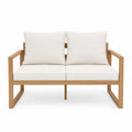 Drewniana sofa dwuosobowa z beżowymi poduszkami
