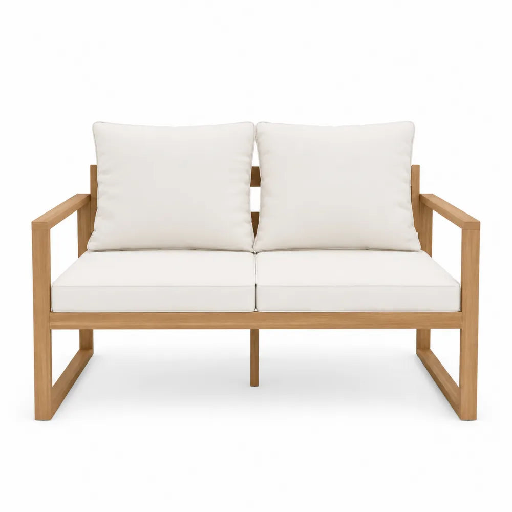 Drewniana sofa dwuosobowa z beżowymi poduszkami
